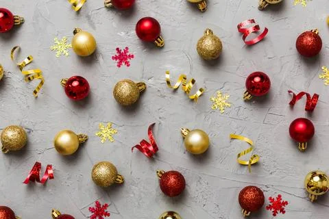 Christmas composition. a pattern of christmas balls on colored background. Fl Foto stock