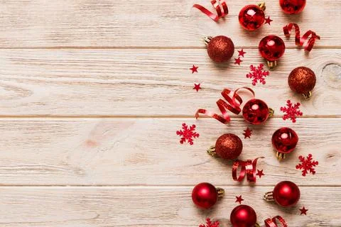 Christmas composition. a pattern of christmas balls on colored background. Fl Foto stock