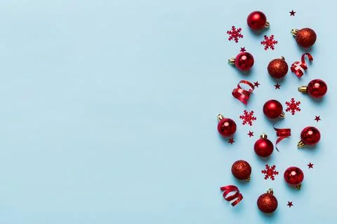 Christmas composition. a pattern of christmas balls on colored background. .. Foto stock