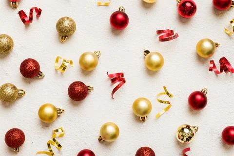 Christmas composition. a pattern of christmas balls on colored background. Fl Foto stock