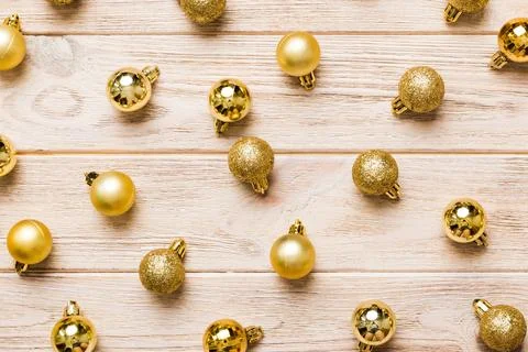 Christmas composition. a pattern of christmas balls on colored background. .. Foto stock
