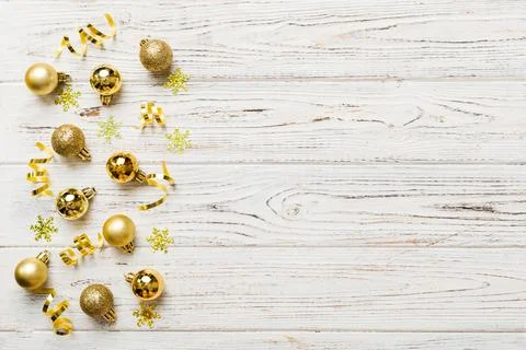 Christmas composition. a pattern of christmas balls on colored background. .. Foto stock