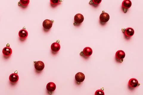 Christmas composition. a pattern of christmas balls on colored background. .. Foto stock
