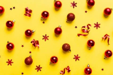 Christmas composition. a pattern of christmas balls on colored background. .. Foto stock