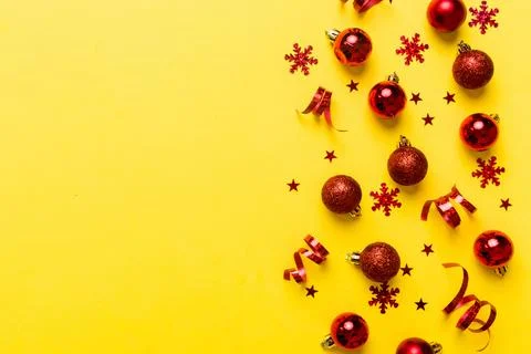 Christmas composition. a pattern of christmas balls on colored background. .. Foto stock