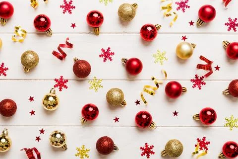 Christmas composition. a pattern of christmas balls on colored background. .. Foto stock