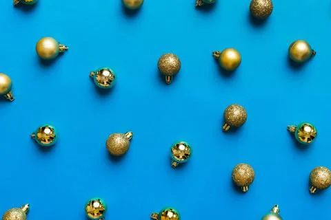 Christmas composition. a pattern of christmas balls on colored background. .. Foto stock