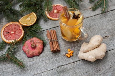 Christmas composition. Spruce branches, candy cane, warming tea Foto stock