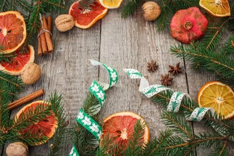 Christmas composition. Spruce branches, candy cane, warming tea Foto stock