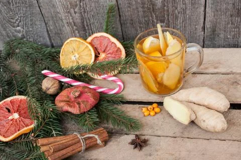 Christmas composition. Spruce branches, candy cane, warming tea Foto stock