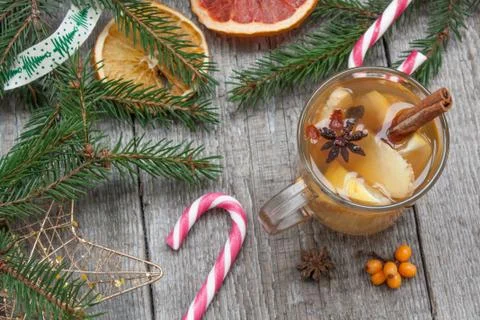 Christmas composition. Spruce branches, candy cane, warming tea Foto stock