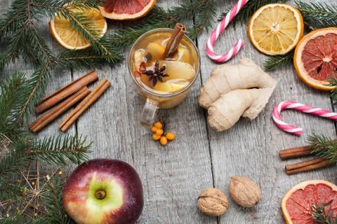Christmas composition. Spruce branches, candy cane, warming tea Foto stock