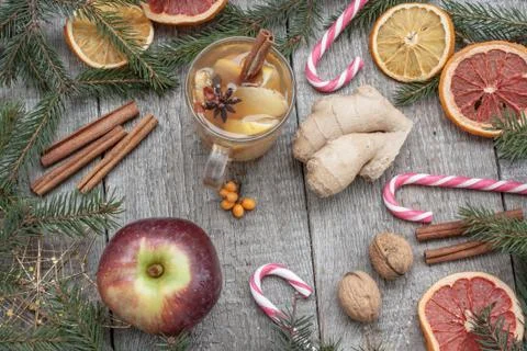 Christmas composition. Spruce branches, candy cane, warming tea Foto stock
