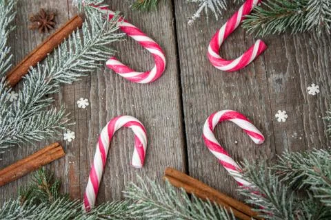 Christmas composition. Spruce branches, candy cane. Hot cocoa with smoke Foto stock