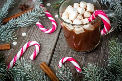 Christmas composition. Spruce branches, candy cane. Hot cocoa with smoke Foto stock