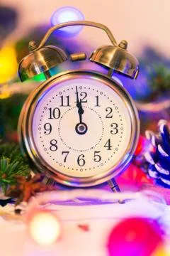 Christmas countdown to the new year. Clock and balls and fir spruce branches. Foto stock