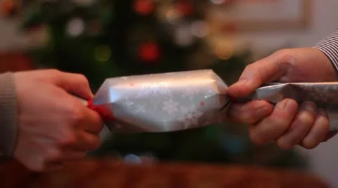 Christmas Cracker being pulled 動画素材 20443472