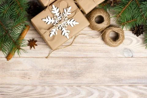 Christmas decoration elements: string, chrtistmas tree branches with cones an Foto stock