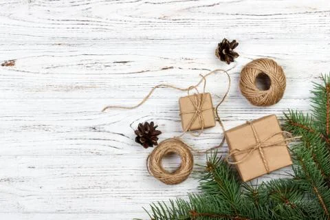Christmas decoration elements: string, chrtistmas tree branches with cones an Foto stock