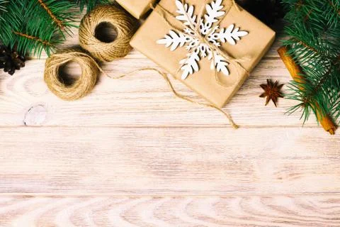 Christmas decoration elements: string, chrtistmas tree branches with cones an Foto stock