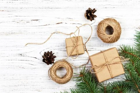 Christmas decoration elements: string, chrtistmas tree branches with cones an Foto stock