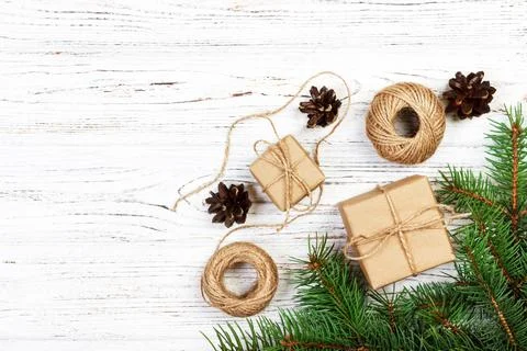 Christmas decoration elements: string, chrtistmas tree branches with cones .. Foto stock