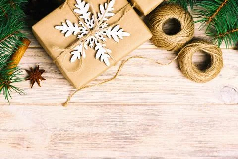 Christmas decoration elements: string, chrtistmas tree branches with cones an Foto stock