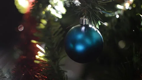 Christmas decoration of a tree on a defocused background Vídeo Stock 167204350