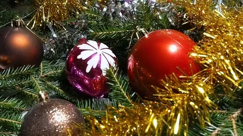 Christmas decorations lying among the branches Vídeos de archivo 81598920