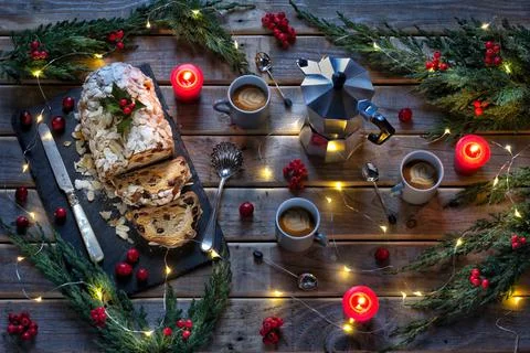Christmas decorations on rustic wood background Illustrazione stock