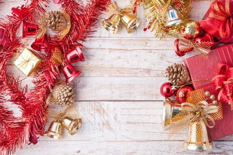 Christmas decorations on rustic wood background Illustrazione stock