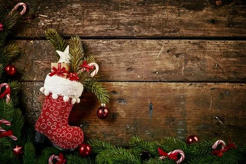 Christmas decorations on rustic wood background Illustrazione stock