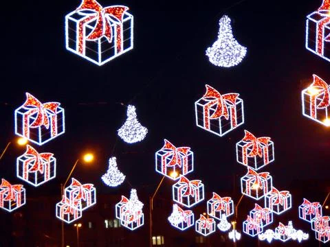 Christmas decorations in the shape of a gift boxes, made of lights, in Baia M Stockfoto's