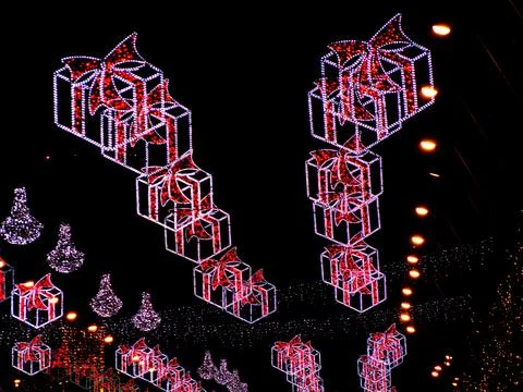 Christmas decorations in the shape of a gift boxes, made of lights, in Baia M Stockfoto's