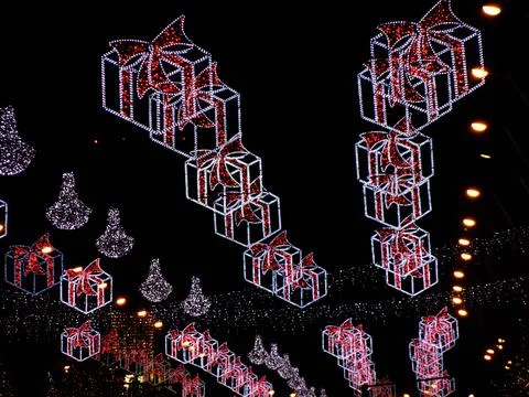 Christmas decorations in the shape of a gift boxes, made of lights, in Baia M Stockfoto's