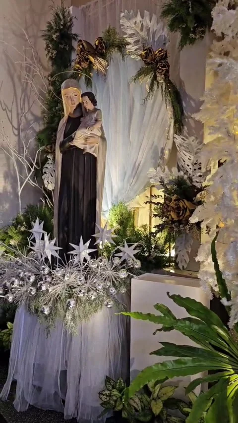 Christmas decorations on the statue of Mary 库存影片 297546594