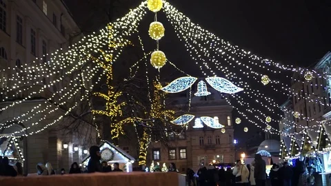 Christmas decorations. Strings of lights umbrella Vídeo Stock 126264050