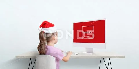 Christmas desktop mockup with child in Santa hat PSD-sjabloon