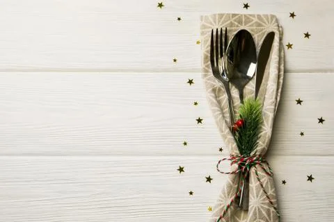 Christmas dinner table place setting, festive background Foto stock