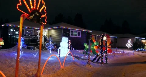 Christmas display in front yard at night 库存影片 141612959