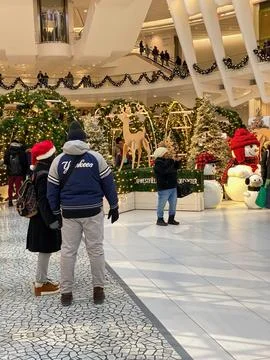 Christmas display in Oculus Photos