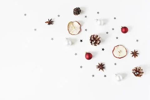 Christmas festive composition. Decorative pattern. Red Christmas balls, baubles Fotos Stock