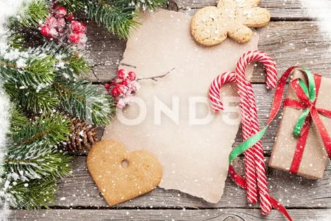 Christmas fir tree and gingerbread cookies Stock-Fotos