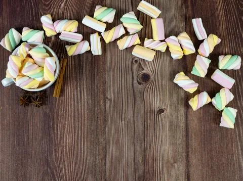 Christmas flat lay background template with a cup of colorful marshmallows .. Foto stock