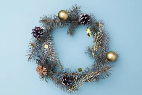 Christmas flat lay composition in the form of a wreath. Branches of blue sp.. Fotos Stock