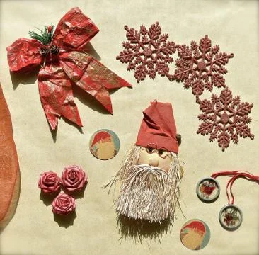 Christmas flatlay of assorted decorations Foto stock
