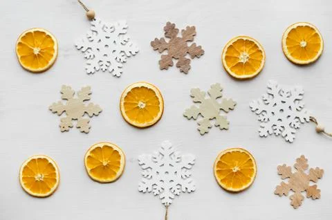 Christmas frame composition with dry oranges and wooden snowflakes Foto stock