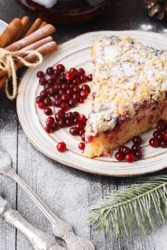 Christmas fruit cake, pudding on white plate. Christmas decoration Foto stock