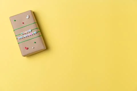 Christmas gift box on yellow background from above. Flat lay, top view. Cop.. Foto stock