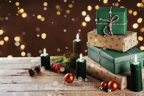Christmas gift boxes with decoration on the table Foto stock